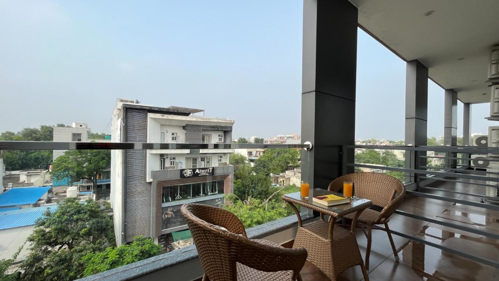 Zen Suites Gurgaon - Luxe Stays Collection מראה חיצוני תמונה